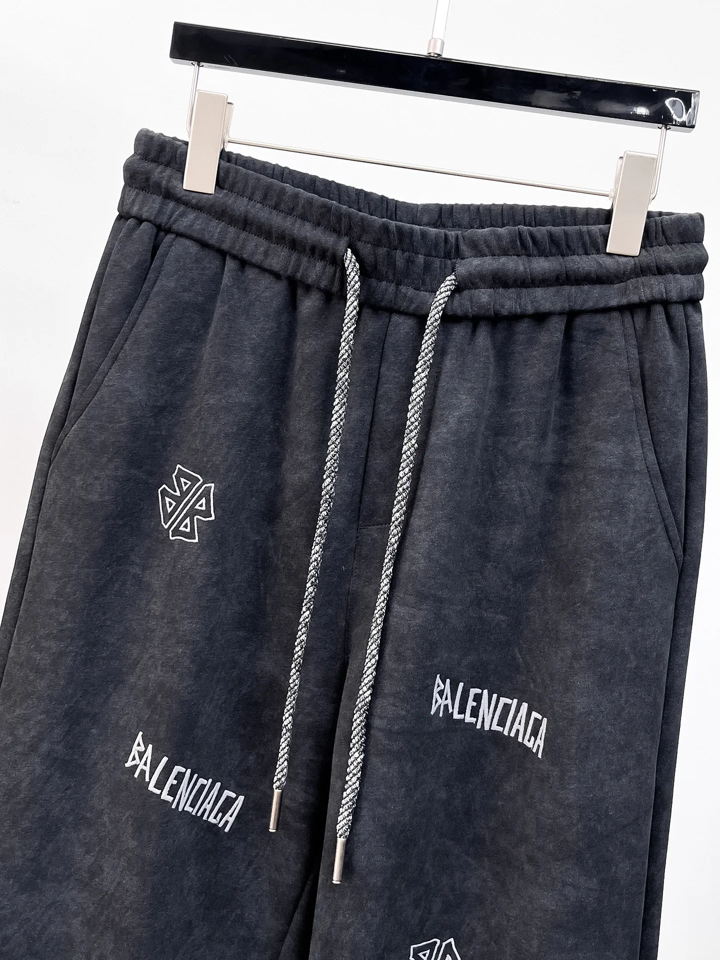 Balenciaga 🆕2026 Autumn and Winter New Arrival Casual Pants! The official website will be released simultaneously. Brand Classic LOGO casual pants, customized fabrics, excellent comfort and strong touch. Highly recognisable, perfect appearance and craftsmanship. Size:M-3XL